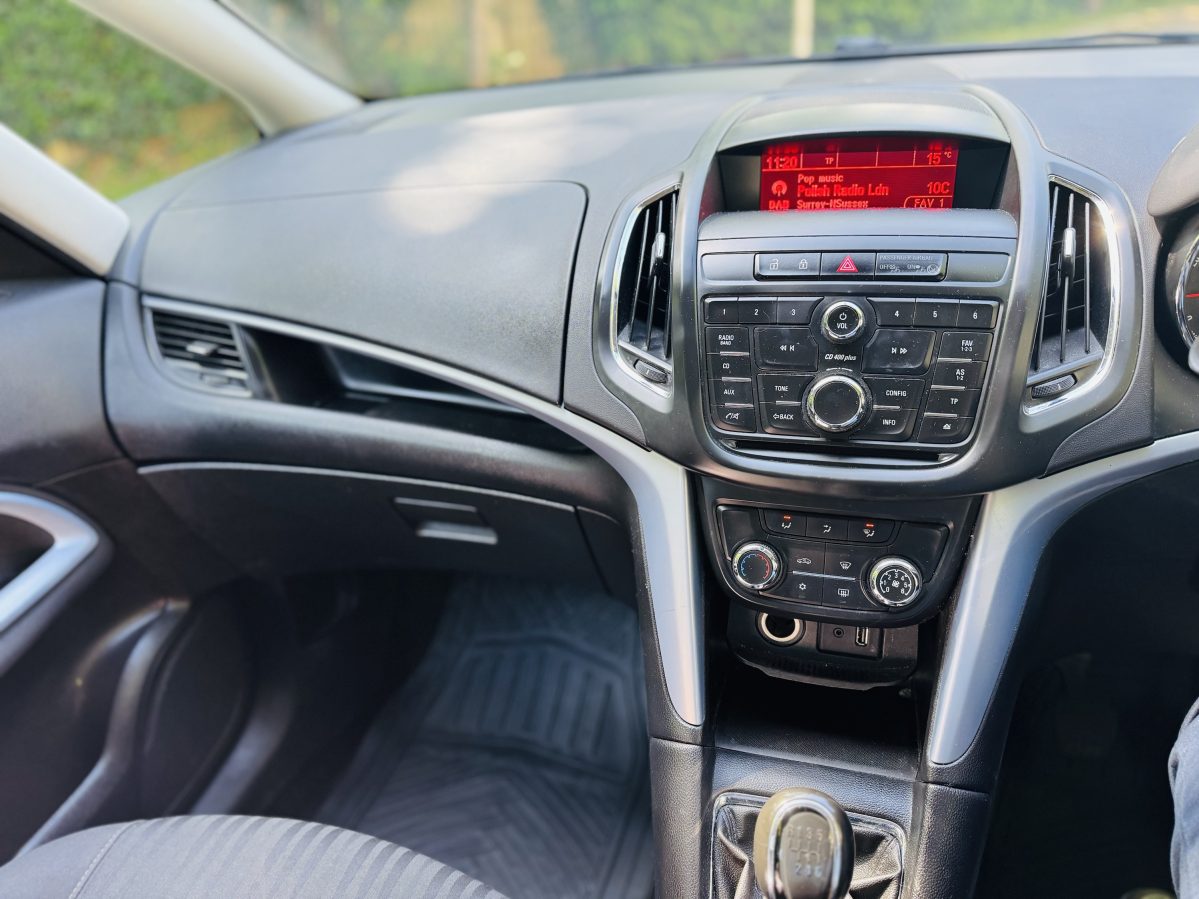 Vauxhall Zafira 1.4 petrol - 7 seater - Image 12