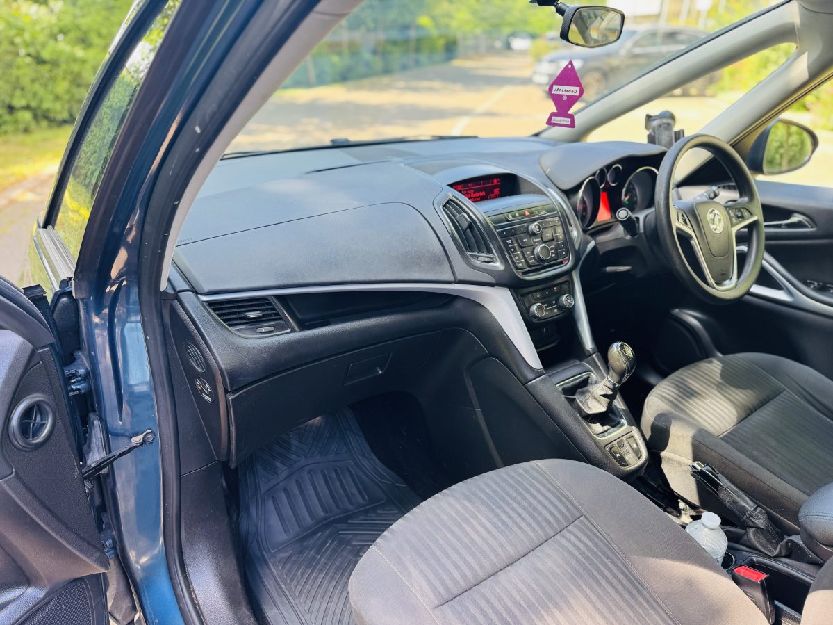 Vauxhall Zafira 1.4 petrol - 7 seater - Image 8
